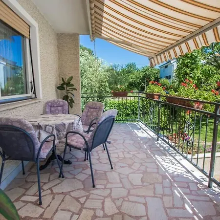 Апартаменты Garden View In For 2 - 3 Persons Пореч